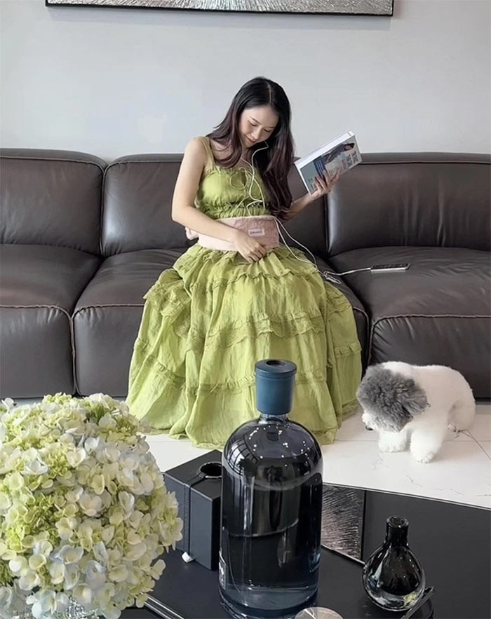 Váy dài là một trong những món đồ thời trang yêu thích của Sam khi mang thai.