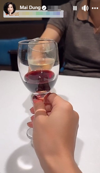 Mỹ nhân sinh năm 1993 khoe khoảnh khắc lãng mạn bên người đàn ông giấu mặt được cho là chồng cũ của Nhật Kim Anh trong chuyến du lịch Nhật Bản.