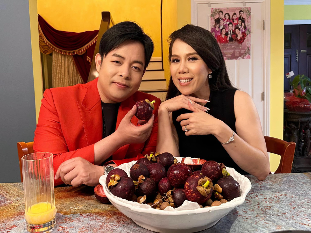 Vóc dáng gọn gàng hơn trước khiến Quang Lê tự nhận mình "mới có mười mấy năm mà thay đổi ít quá".