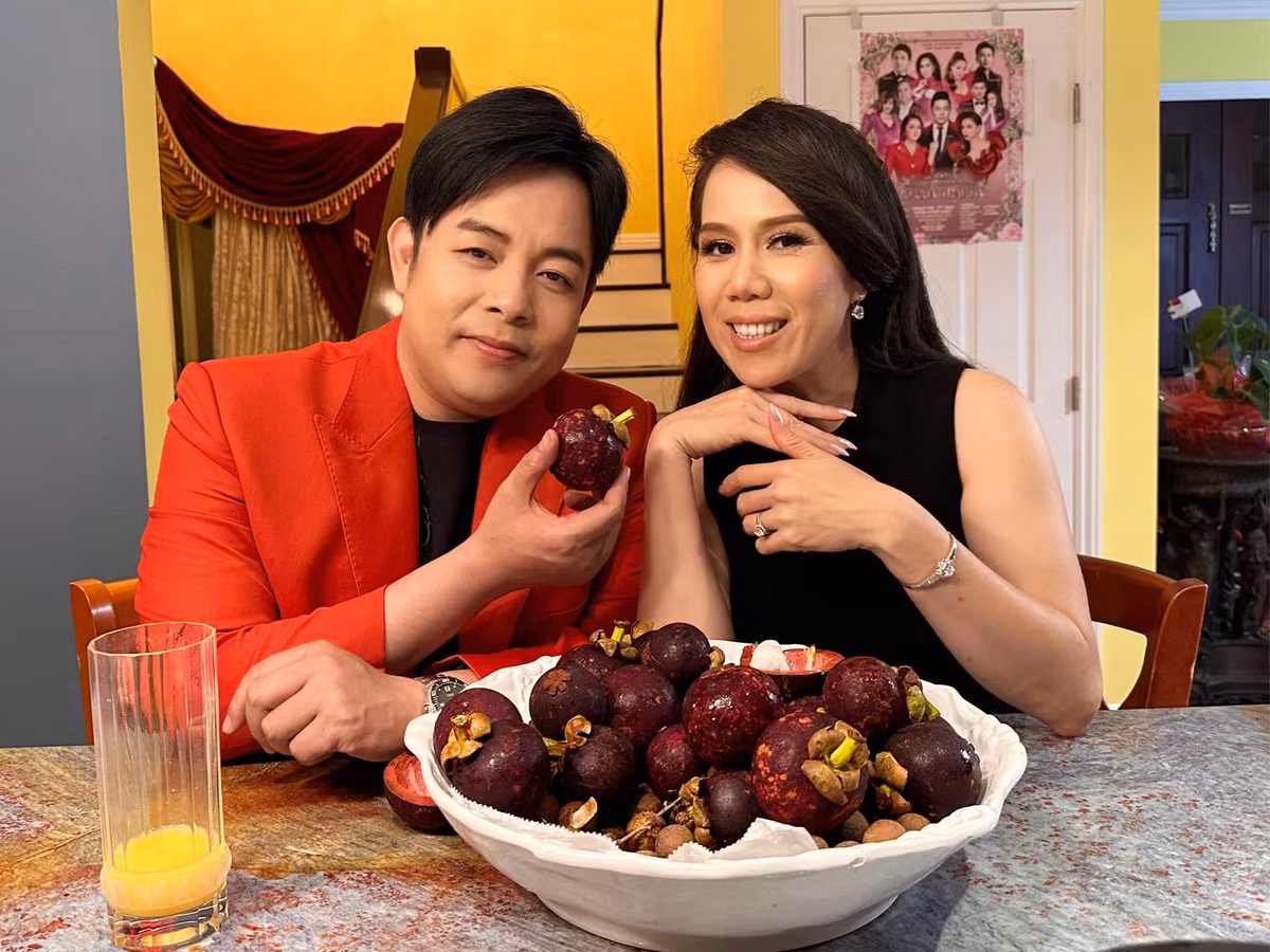 Vóc dáng gọn gàng hơn trước khiến Quang Lê tự nhận mình "mới có mười mấy năm mà thay đổi ít quá".