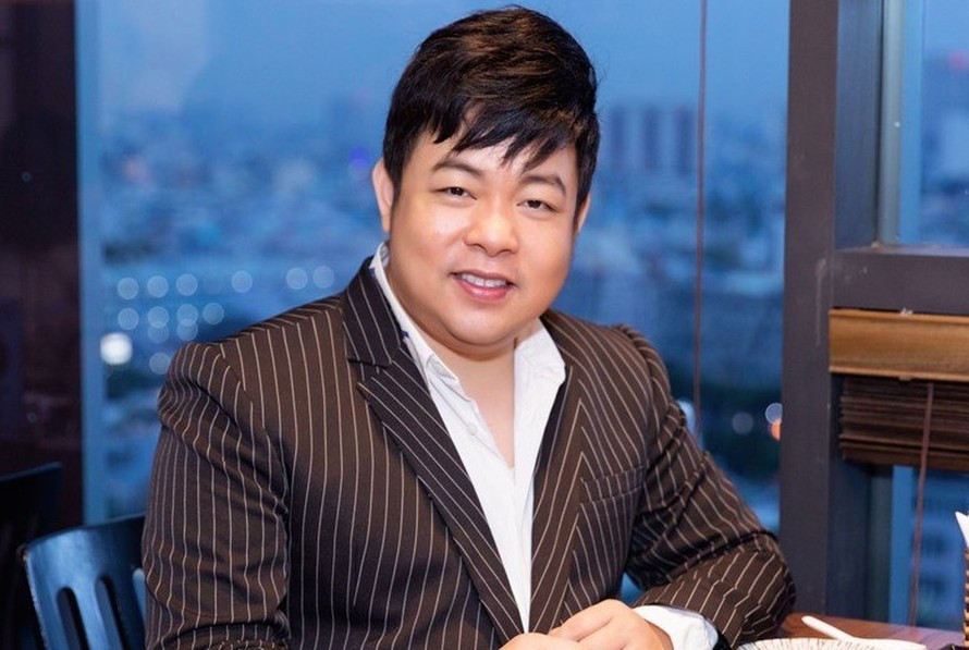 Quang Lê từng có thời điểm nặng tới 100 kg, gương mặt nọng cằm cùng vòng hai lớn.