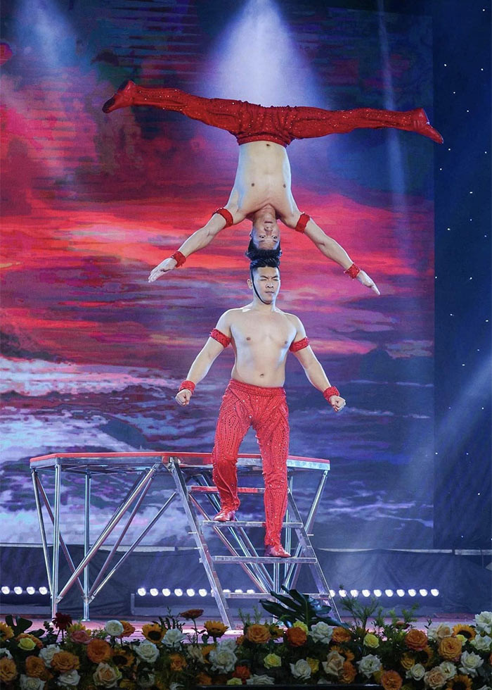 Hai hoàng tử xiếc đã rất nhiều lần ngã trong khi tập luyện lẫn biểu diễn và lần nào ngã cũng rất đau. (Ảnh: FBNV)