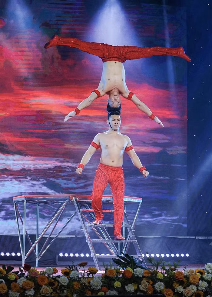 Hai hoàng tử xiếc đã rất nhiều lần ngã trong khi tập luyện lẫn biểu diễn và lần nào ngã cũng rất đau. (Ảnh: FBNV)