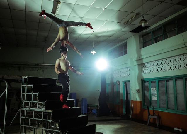 Cuối năm 2018, tổ chức kỷ lục Guiness thế giới đã chính thức thông báo Quốc Cơ - Quốc Nghiệp xác lập Kỷ lục Guiness thế giới với thành tích bịt mắt, chồng đầu đi xuống và đi ngược lên 10 bậc thang trong vòng 53,97 giây. (Ảnh: NLĐ)