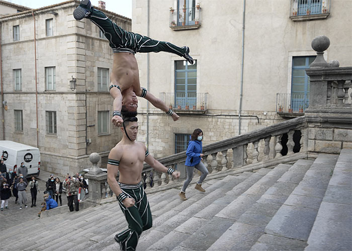 Vào lúc 13h (giờ Tây Ban Nha), tức 19h tại Việt Nam ngày 23/12/2021, Quốc Cơ - Quốc Nghiệp đã xác lập kỷ lục Guinness thế giới mới với màn trình diễn chồng đầu đi trên 100 bậc thang trong vòng 53 giây tại nhà thờ chính tòa ở Girona, Tây Ban Nha. (Ảnh: Dân Việt)