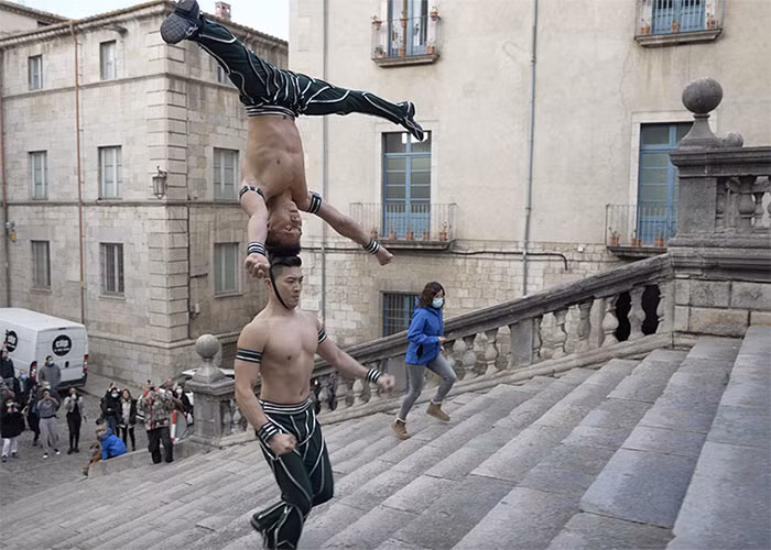 Vào lúc 13h (giờ Tây Ban Nha), tức 19h tại Việt Nam ngày 23/12/2021, Quốc Cơ - Quốc Nghiệp đã xác lập kỷ lục Guinness thế giới mới với màn trình diễn chồng đầu đi trên 100 bậc thang trong vòng 53 giây tại nhà thờ chính tòa ở Girona, Tây Ban Nha. (Ảnh: Dân Việt)