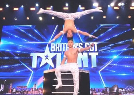 Năm 2018, Quốc Cơ cùng em trai Quốc Nghiệp làm rạng danh Việt Nam khi lọt vào top 4 trong đêm chung kết "Britain's Got Talent 2018" với màn trình diễn xiếc chồng đầu. (Ảnh: NLĐ)