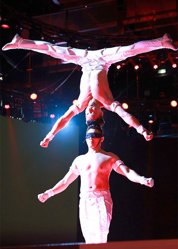 Cả hai bịt mắt chồng đầu đi lên và xuống trên cầu thăng bằng dài 10 m, rộng 40cm với thời gian 1 phút 55 giây, xác lập kỷ lục thế giới ở Milan (Italy) ngày 3/2/2023. Đây cũng là cột mốc khép lại sự nghiệp thi đấu quốc tế của hai hoàng tử xiếc. (Ảnh: HẢI AN)