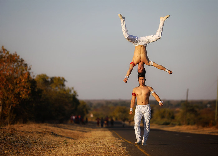 Năm 2016, hai anh em Quốc Cơ - Quốc Nghiệp xác lập kỷ lục đầu tiên trong sự nghiệp của mình với 52 giây vừa giữ thăng bằng trên đầu vừa leo 90 bậc thang tại nhà thờ Saint Mary ở Girona (Tây Ban Nha). Buổi biểu diễn được thực hiện vào tháng 12/2016 nhưng sau đó đã bị Pablo Nonato Panduro và Joel Yaicate Saavedra (người Peru) phá vỡ kỷ lục do hoàn thành được 97 bậc vào tháng 10/2017. (Ảnh: FBNV)