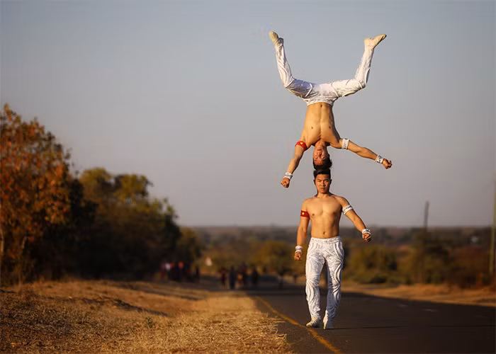 Năm 2016, hai anh em Quốc Cơ - Quốc Nghiệp xác lập kỷ lục đầu tiên trong sự nghiệp của mình với 52 giây vừa giữ thăng bằng trên đầu vừa leo 90 bậc thang tại nhà thờ Saint Mary ở Girona (Tây Ban Nha). Buổi biểu diễn được thực hiện vào tháng 12/2016 nhưng sau đó đã bị Pablo Nonato Panduro và Joel Yaicate Saavedra (người Peru) phá vỡ kỷ lục do hoàn thành được 97 bậc vào tháng 10/2017. (Ảnh: FBNV)