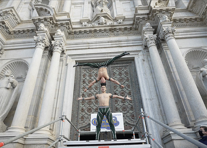 Với thành tích này, Quốc Cơ - Quốc Nghiệp đã phá vỡ kỷ lục của chính mình được xác lập vào năm 2016 - chồng đầu đi trên 90 bậc thang trong vòng 52 giây. (Ảnh: Dân Việt)