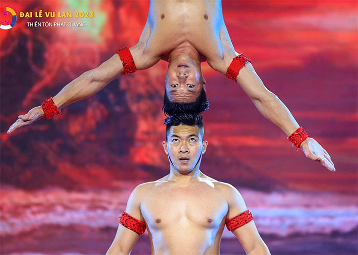 Quốc Cơ sinh năm 1984, được tặng danh hiệu Nghệ sĩ Ưu tú năm 28 tuổi. Quốc Nghiệp sinh năm 1989, nhận danh hiệu Nghệ sĩ Ưu tú năm 26 tuổi. Quốc Cơ bắt đầu tập xiếc từ năm 4 tuổi, Quốc Nghiệp tập lúc 5 tuổi và biểu diễn chuyên nghiệp từ năm 1999 đến nay. Đặc biệt, tiết mục chồng đầu giữ thăng bằng của hai anh em họ Giang đã gây tiếng vang ở nhiều nước trên thế giới. (Ảnh: FBNV)