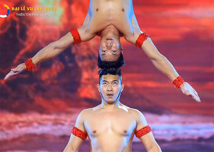 Quốc Cơ sinh năm 1984, được tặng danh hiệu Nghệ sĩ Ưu tú năm 28 tuổi. Quốc Nghiệp sinh năm 1989, nhận danh hiệu Nghệ sĩ Ưu tú năm 26 tuổi. Quốc Cơ bắt đầu tập xiếc từ năm 4 tuổi, Quốc Nghiệp tập lúc 5 tuổi và biểu diễn chuyên nghiệp từ năm 1999 đến nay. Đặc biệt, tiết mục chồng đầu giữ thăng bằng của hai anh em họ Giang đã gây tiếng vang ở nhiều nước trên thế giới. (Ảnh: FBNV)