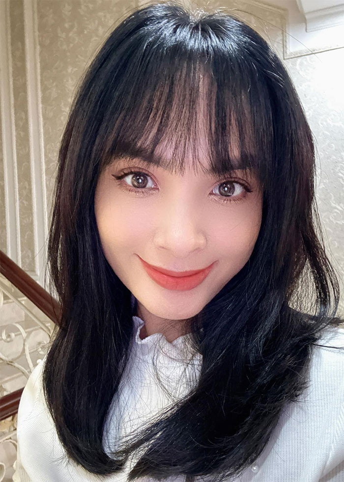 Mới đây người đẹp Hà thành còn khoe cô mới tân trang lại mái tóc và nhận được nhiều lời khen trẻ ra với kiểu tóc này.