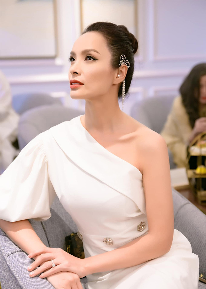 Ở tuổi 45 và đã là mẹ của hai thiếu nữ nhưng vóc dáng của Thúy Hạnh khiến nhiều người mơ ước.