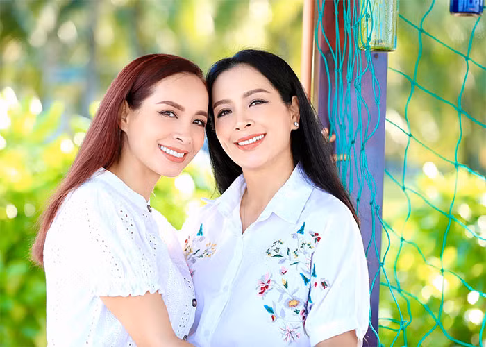 Thúy Hạnh (trái) và chị gái song sinh Thúy Hằng từng là một cặp người mẫu nổi tiếng từ khi còn trẻ tuổi.