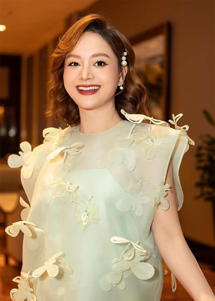 Nữ diễn viên "Gia đình mình vui bất thình lình" rạng rỡ ôm bụng bầu đi dự sự kiện.