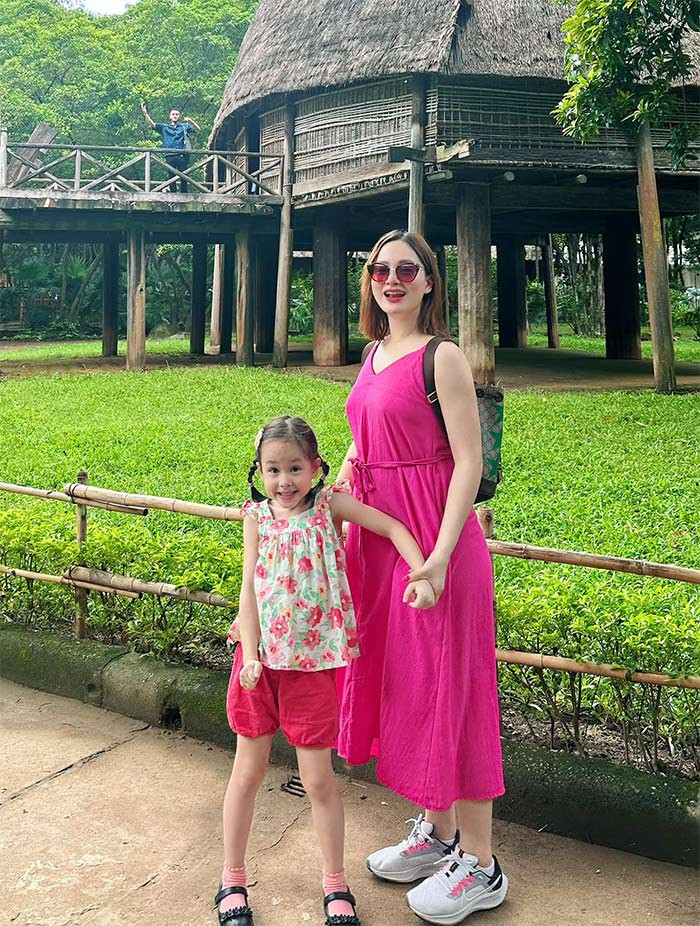 Mẹ bầu Lan Phương dẫn con gái Lina đi chơi. Nhìn nữ diễn viên 40 tuổi trẻ trung và tràn đầy sức sống.