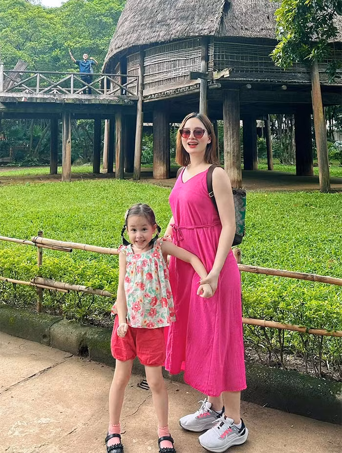 Mẹ bầu Lan Phương dẫn con gái Lina đi chơi. Nhìn nữ diễn viên 40 tuổi trẻ trung và tràn đầy sức sống.