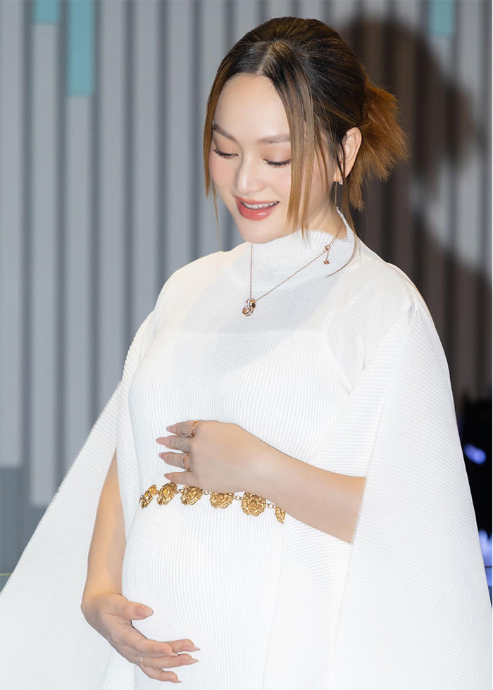  Lan Phương đang ở tháng thứ 4 của thai kỳ. Vòng hai của cô đã lùm lùm thấy rõ nhưng nữ diễn viên vẫn trẻ trung, rạng rỡ mỗi khi xuất hiện.