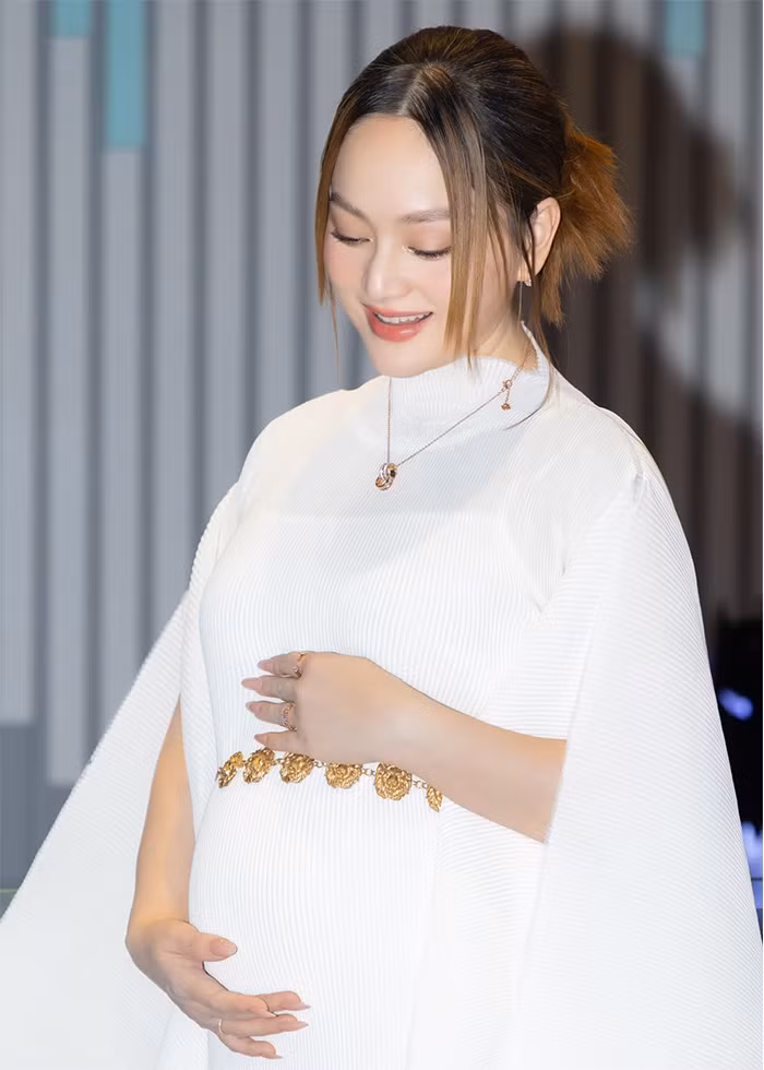  Lan Phương đang ở tháng thứ 4 của thai kỳ. Vòng hai của cô đã lùm lùm thấy rõ nhưng nữ diễn viên vẫn trẻ trung, rạng rỡ mỗi khi xuất hiện.