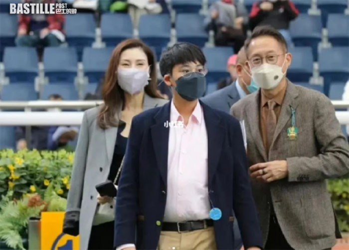 Con trai của Hoa hậu Hong Kong 1988 Lý Gia Hân và tỷ phú Hứa Tấn Hanh đã 12 tuổi, cao gần bằng mẹ và thừa hưởng nét đẹp của cả bố lẫn mẹ. (Ảnh: Bastillepost?)