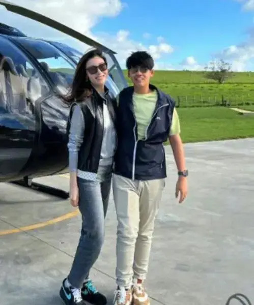 Cậu bé Hứa Kiến Đồng thường xuyên xuất hiện cùng mẹ và nhận được nhiều lời khen về vẻ ngoài. (Ảnh: Instagram)