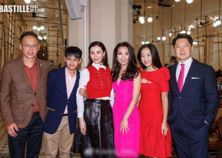 Hứa Kiến Đồng là người điềm tĩnh, rất thông minh. Mới học cấp hai nhưng cậu bé đã được bố mẹ cho theo học những khóa học về quản lý kinh doanh.