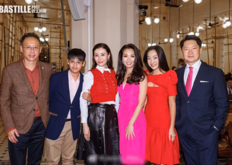 Hứa Kiến Đồng là người điềm tĩnh, rất thông minh. Mới học cấp hai nhưng cậu bé đã được bố mẹ cho theo học những khóa học về quản lý kinh doanh.