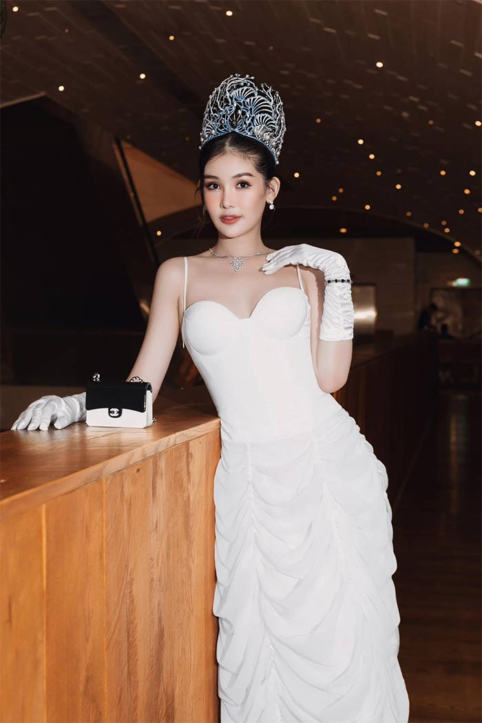 Tháng 6/2023, Lê Âu Ngân Anh được chồng là MC Phan Tô Ny tháp tùng tham dự sự kiện kỷ niệm 10 năm thành lập cuộc thi Hoa hậu Đại dương Việt Nam. Lúc này cô chọn một chiếc váy trắng với những chi tiết bồng bềnh từ phía eo trở xuống. Tuy nhiên, cộng đồng mạng vẫn phát hiện vòng hai của Ngân Anh tròn trịa hơn mọi khi và nghi ngờ cô đã có tin vui.