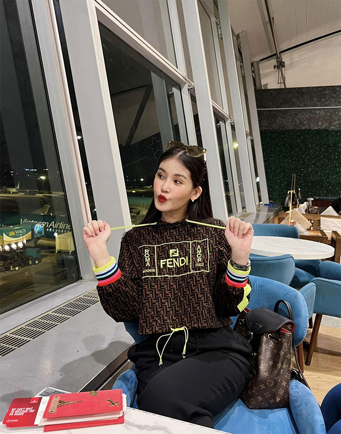 Lê Âu Ngân Anh chọn cây hàng hiệu khi bay tới London du lịch. Style này cũng giúp Ngân Anh giấu vòng hai lùm lùm.