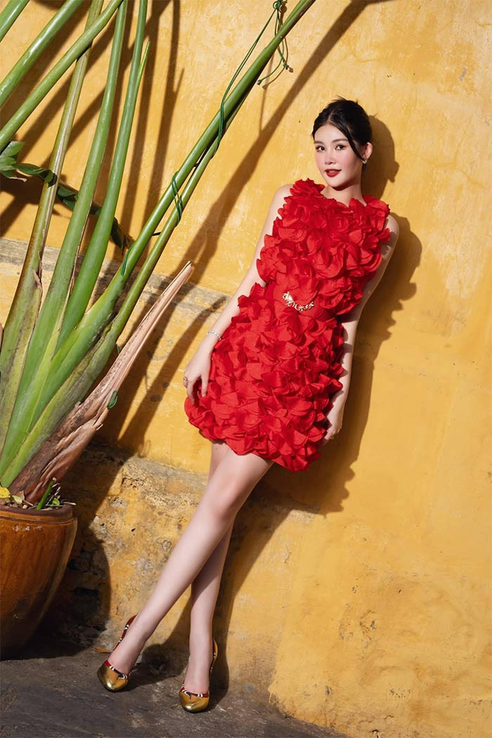 Người đẹp sinh năm 1995 chọn một chiếc váy đỏ điệu đà, che bụng bầu mà vẫn khoe được đôi chân thon đẹp khi đi dự một sự kiện.