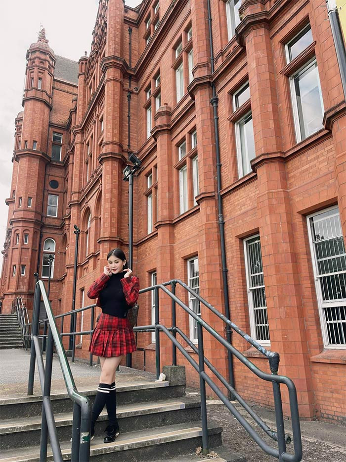 Diện chân váy kẻ ngắn ngang đùi, nếu không nhìn kỹ, không ai nghĩ Lê Âu Ngân Anh đang mang thai, thậm chí là đã bụng bầu 6 tháng bởi style cô chọn trẻ trung như nữ sinh.