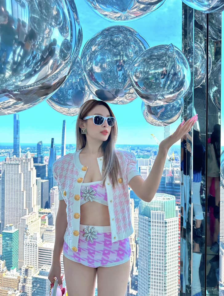 Ngoài ra, Huyền Baby còn sở hữu nhiều xe sang, đồ hiệu nhiều vô kể, thậm chí cô được gọi là "yêu nữ hàng hiệu" của Vbiz. (Ảnh: FBNV)