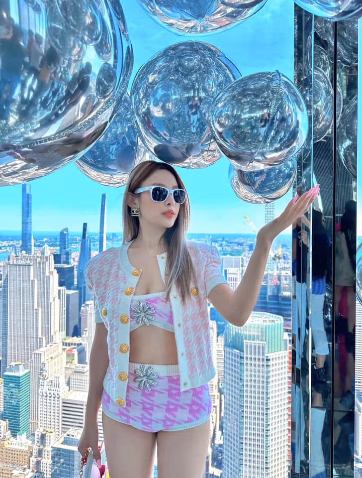 Ngoài ra, Huyền Baby còn sở hữu nhiều xe sang, đồ hiệu nhiều vô kể, thậm chí cô được gọi là "yêu nữ hàng hiệu" của Vbiz. (Ảnh: FBNV)