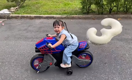 Dù mới 3 tuổi nhưng Suchin đã sớm bộc lộ niềm đam mê siêu xe giống bố.