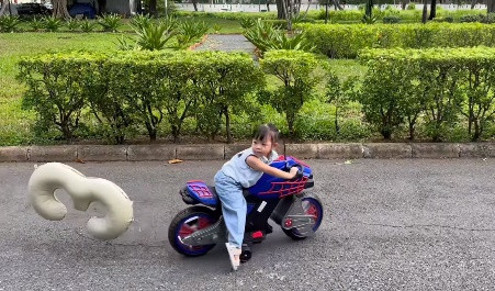 Cô bé ra dáng chuẩn rich kid của Vbiz.