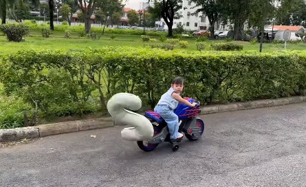 Trước đó, ái nữ nhà Cường Đô la - Đàm Thu Trang có màn tự lái "siêu xe" để chào đón tuổi mới.