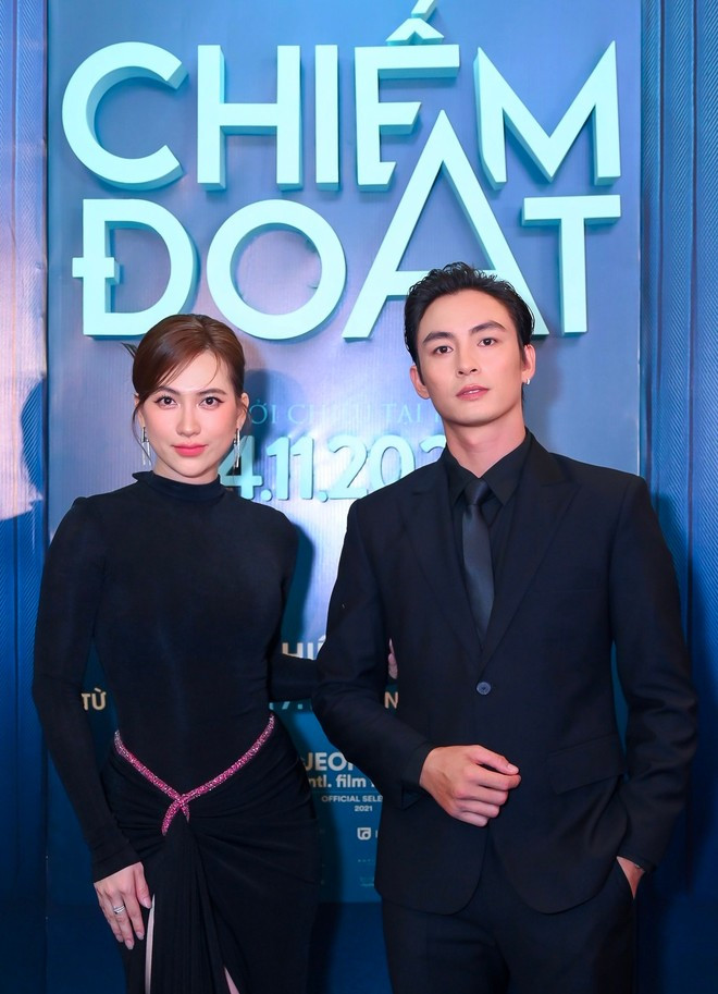 "Ông xã" của Phương Anh Đào trong phim được mệnh danh là "nam thần mới" của showbiz Việt. Mỹ nam sinh năm 1993 góp mặt trong nhiều bộ phim điện ảnh ăn khách, đóng phim truyền hình và MV ca nhạc. Anh sở hữu ngoại hình đẹp, gương mặt góc cạnh nam tính. Ảnh: FBNV.