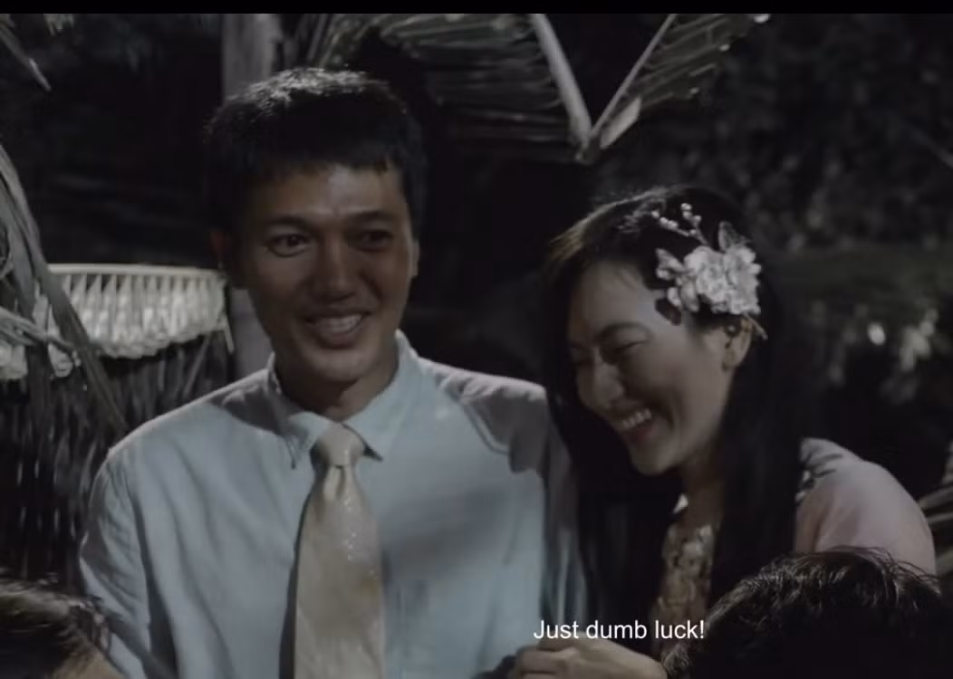 Là quý cô độc thân nhưng Phương Anh Đào dường như "có duyên" với vai làm vợ. Trong phim "Tro tàn rực rỡ" ra rạp năm 2022, cô và diễn viên Quang Tuấn lần đầu vào vai vợ chồng. Bạn diễn của mỹ nhân 9X là gương mặt quen thuộc trên sân khấu kịch, phim điện ảnh lẫn truyền hình. Anh sở hữu gương mặt nam tính, ngoại hình điển trai, thư sinh. Ảnh cắt clip.