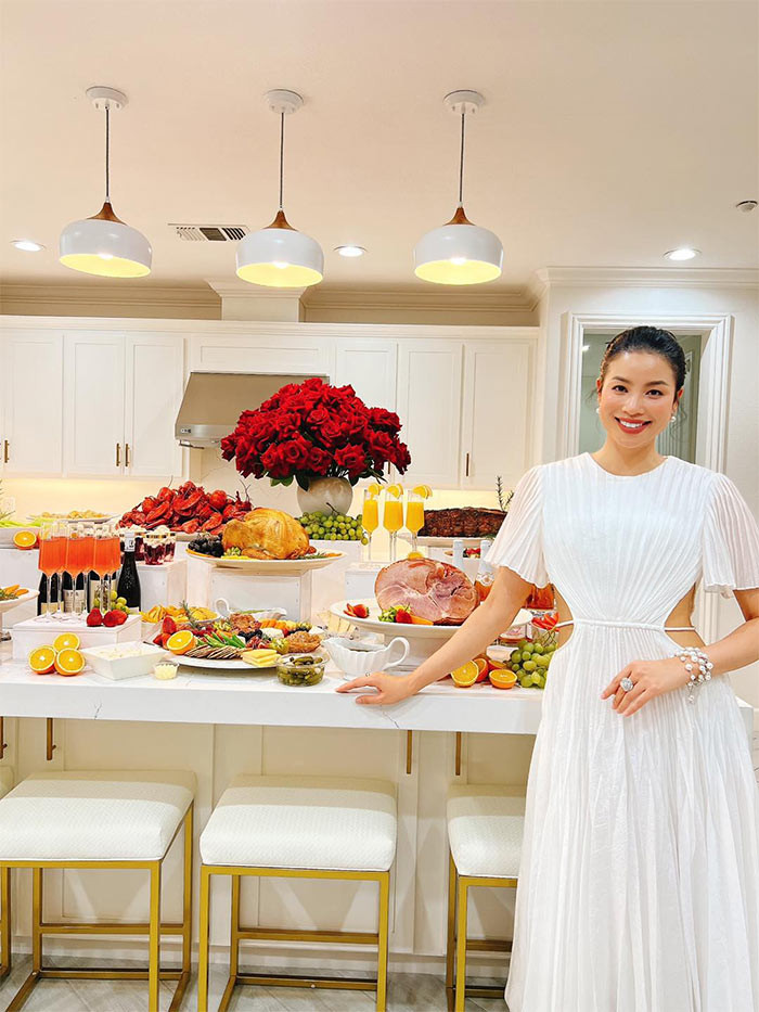Phạm Hương còn thường xuyên trổ tài nấu nướng và bày biện tiệc rất đẹp mắt khi mời bạn bè tới dự những dịp đặc biệt trong năm.