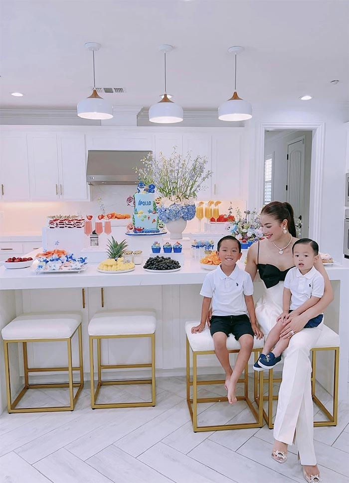 Tháng 9/2021, Phạm Hương tiếp tục gây bất ngờ cho người hâm mộ khi tiết lộ có con trai thứ hai - bé Apollo - đúng dịp sinh nhật 30 tuổi của cô.
