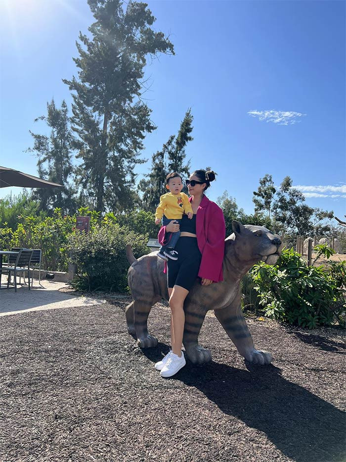 Có thời gian rảnh, Phạm Hương lại đưa hai con trai ra ngoài chơi.