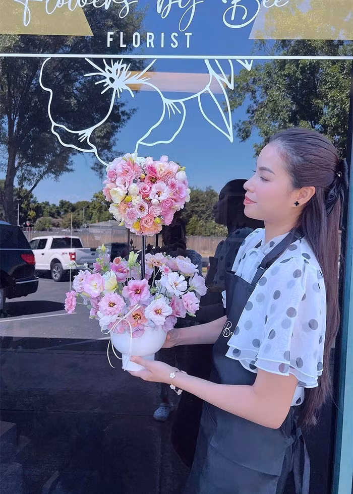 Đầu năm 2023, Phạm Hương mở tiệm hoa tươi tại Mỹ và hiện cửa hàng đã có 2 chi nhánh tại Brentwood và San Francisco, mang lại doanh thu rất cao.