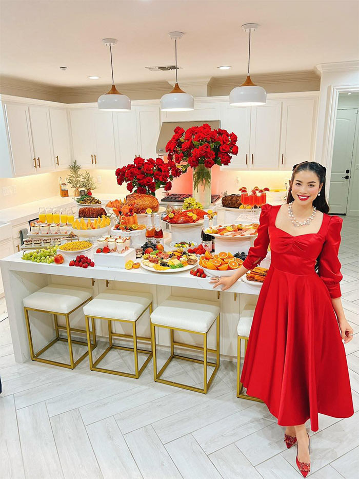 Ngoài kinh doanh, Phạm Hương còn rất chú trọng tới việc chăm sóc con cái và gia đình. Trên trang cá nhân, người hâm mộ có thể thấy người đẹp Hải Phòng thường xuyên khoe ảnh trang trí nhà cửa, nấu ăn cho chồng con.