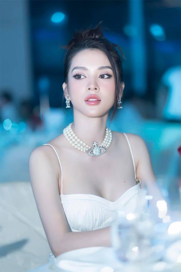 Nữ diễn viên "Đừng làm mẹ cáu" đã không ngại vất làm đủ nghề từ bán hàng online, làm PG và thậm chí đi phát tờ rơi để có tiền nuôi con khi con trai mới tròn 4 tháng tuổi.