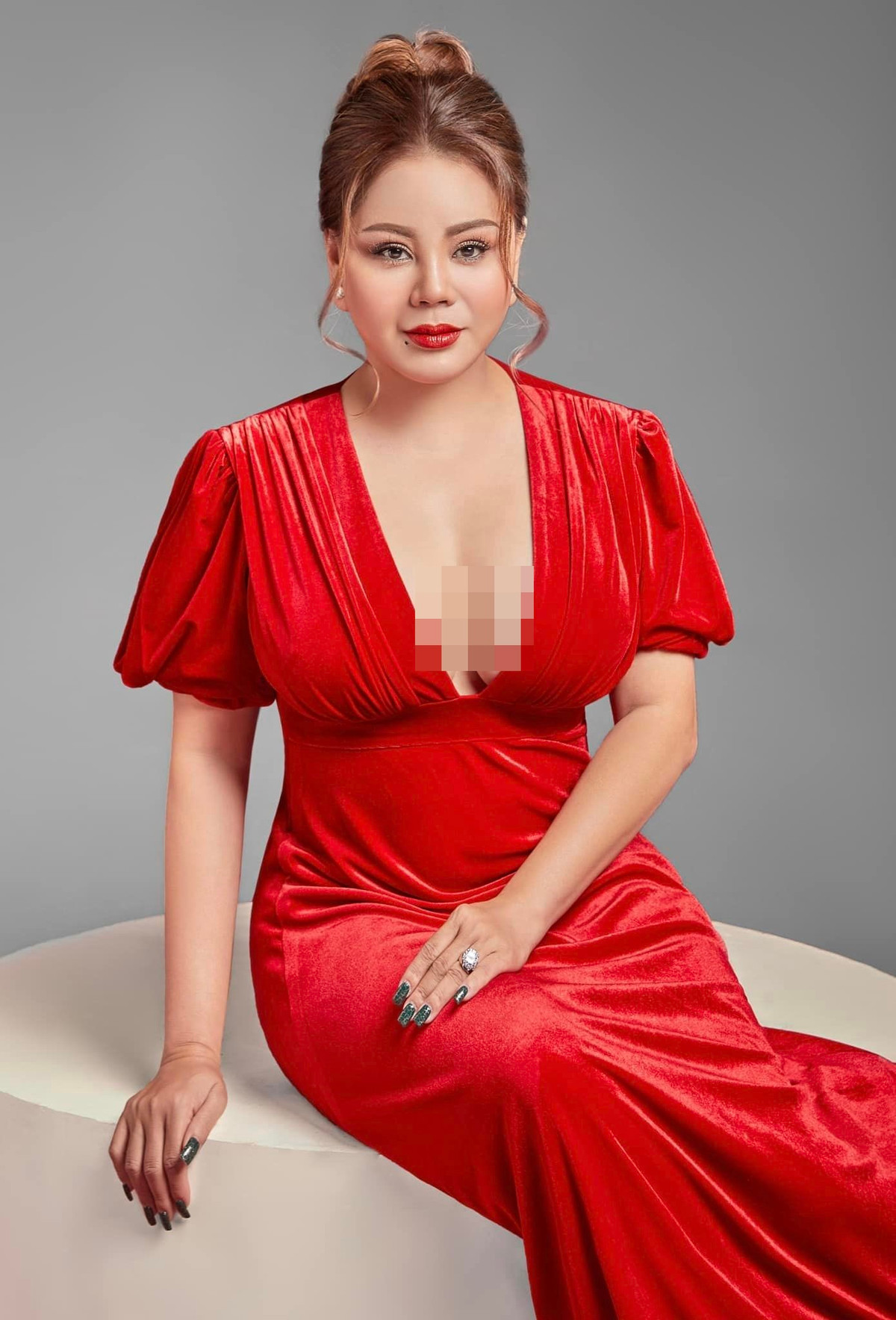 Ở tuổi 51, Lê Giang không ngại thực hiện những bộ ảnh khoe triệt để vòng 1 "khủng" đã được "trùng tu" .