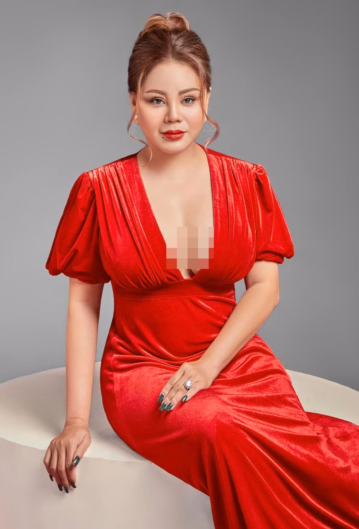 Ở tuổi 51, Lê Giang không ngại thực hiện những bộ ảnh khoe triệt để vòng 1 "khủng" đã được "trùng tu" .