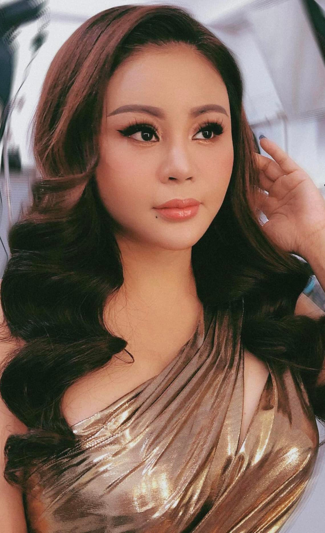 Thời gian gần đây, nữ nghệ sĩ sinh năm 1972 thoải mái hơn khi chia sẻ chuyện nghiện phẫu thuật thẩm mỹ.