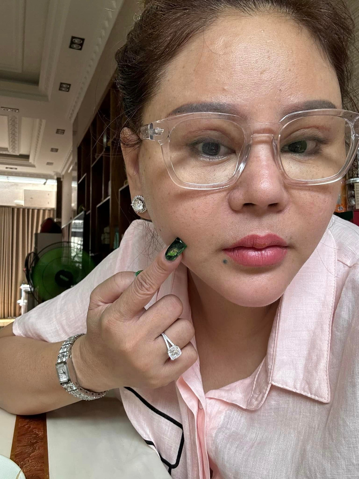 Theo đó, nữ nghệ sĩ viết: "Sáng nay nghe nhiều thông tin là Lê Giang tiêm filler bị méo mặt, dạ em không có chích không có tiêm gì hết. Em bị sưng răng nhẹ không có méo ạ. Dạ em chụp không app nè, nhiều khi tui dùng app nhiều quá cũng hại ghê".